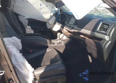 2017 Toyota Highlander Xle z USA, uszkodzony, nr VIN 5TDKZRFHXHS515015